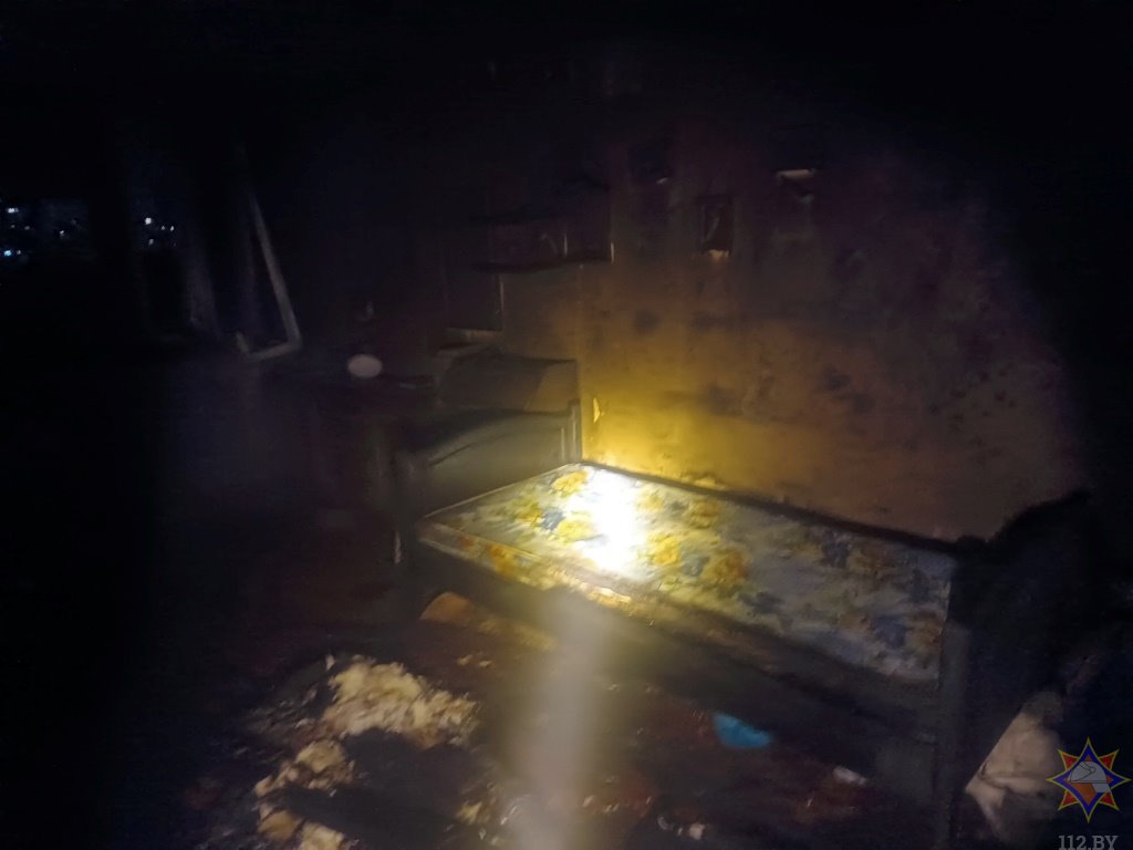 Спасательная операция в Барановичах: пожарные вынесли хозяина квартиры из огненной ловушки