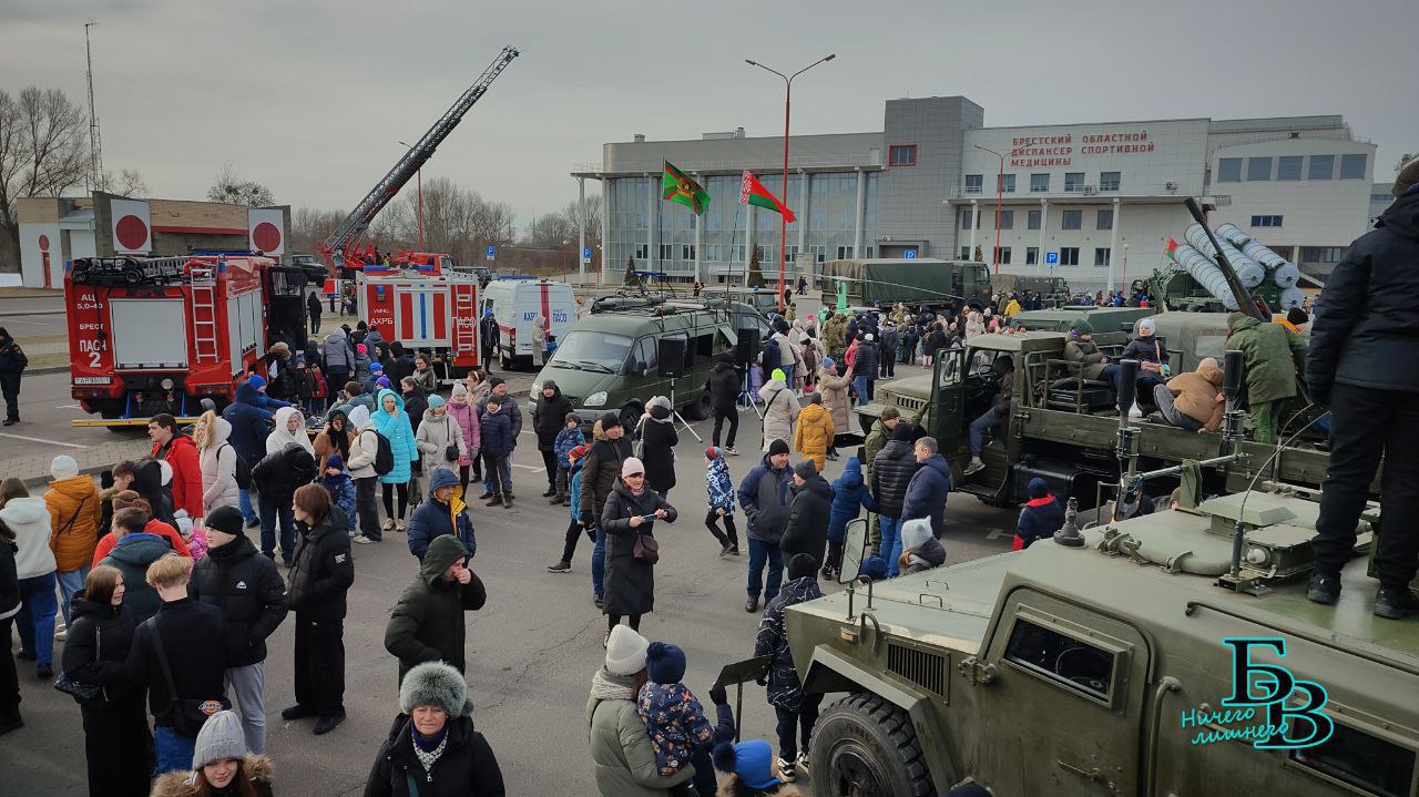 Армейская выставка развернулась в Бресте на площадке у Ледового дворца