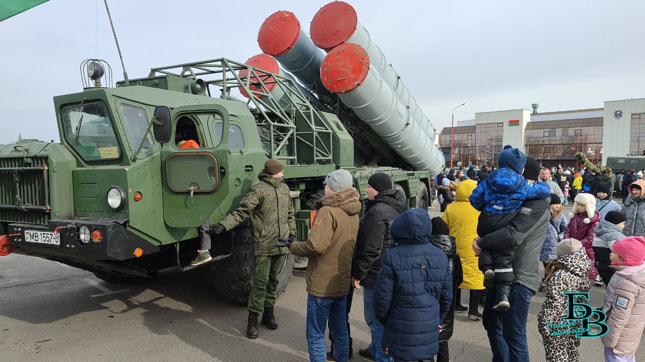 Армейская выставка развернулась в Бресте на площадке у Ледового дворца