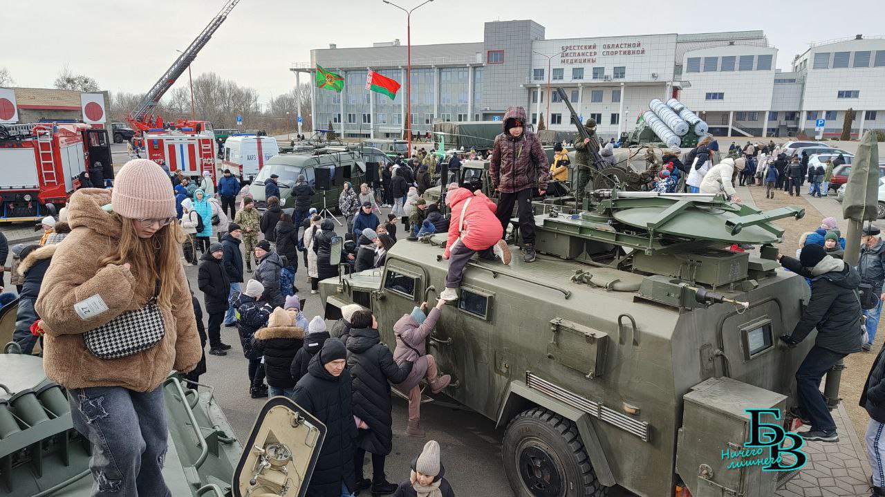 Армейская выставка развернулась в Бресте на площадке у Ледового дворца