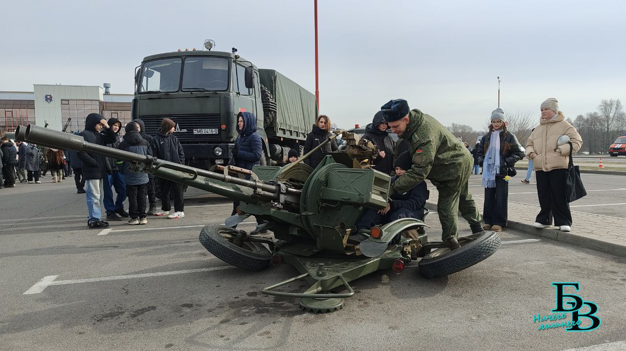 Армейская выставка развернулась в Бресте на площадке у Ледового дворца
