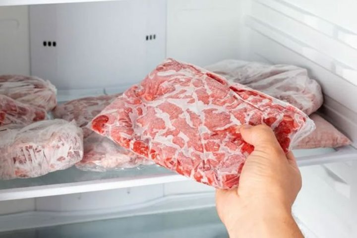 Как быстро и эффективно разморозить мясо?