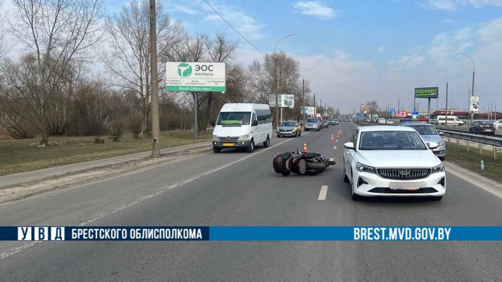 В Бресте мотоцикл Honda столкнулся с автомобилем Geely