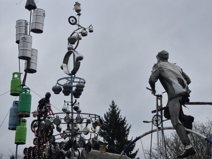 Житель Брестской области украсил свой участок всякой всячиной — посмотрите на это