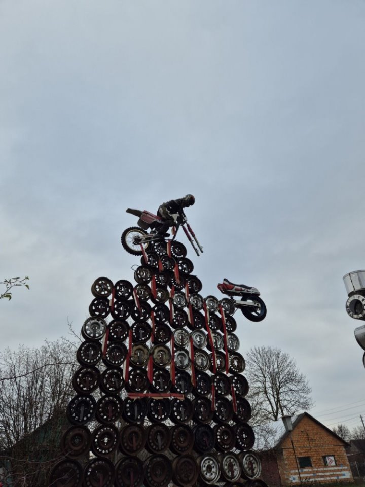 Житель Брестской области украсил свой участок всякой всячиной — посмотрите на это