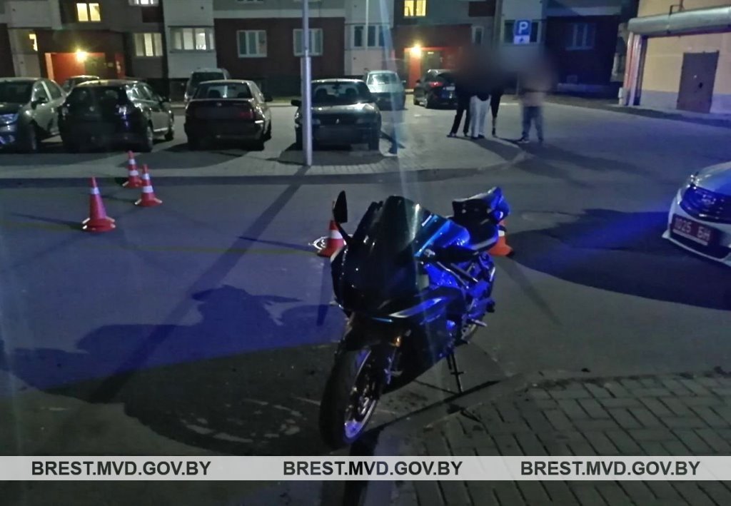 В Пинске мотоциклист не справился с управлением и опрокинулся: водитель госпитализирован