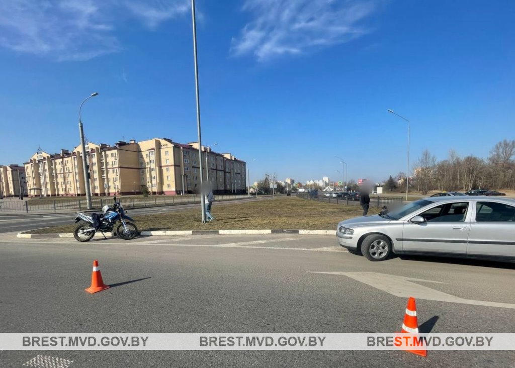 ДТП в Бресте: мотоциклист госпитализирован после падения