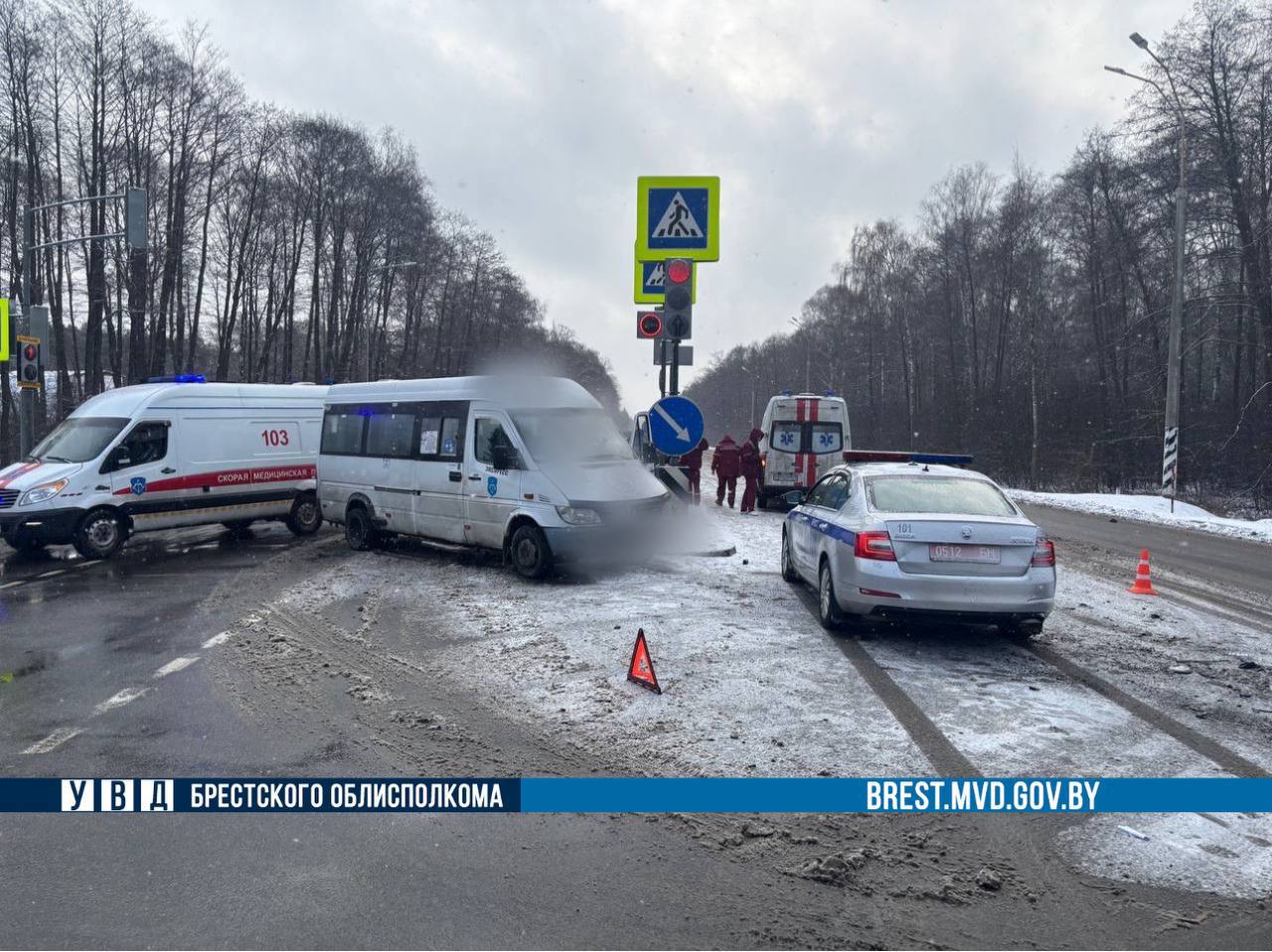 Под Брестом столкнулись маршрутка и автомобиль скорой помощи