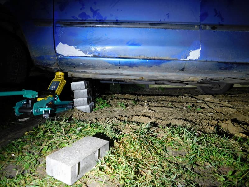 В Столинском районе мужчину придавило автомобилем