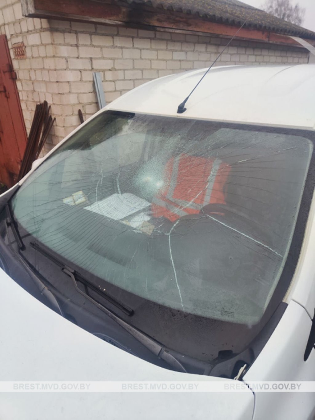 Сосед бросил кирпич в лобовое стекло машины соседа в Барановичах