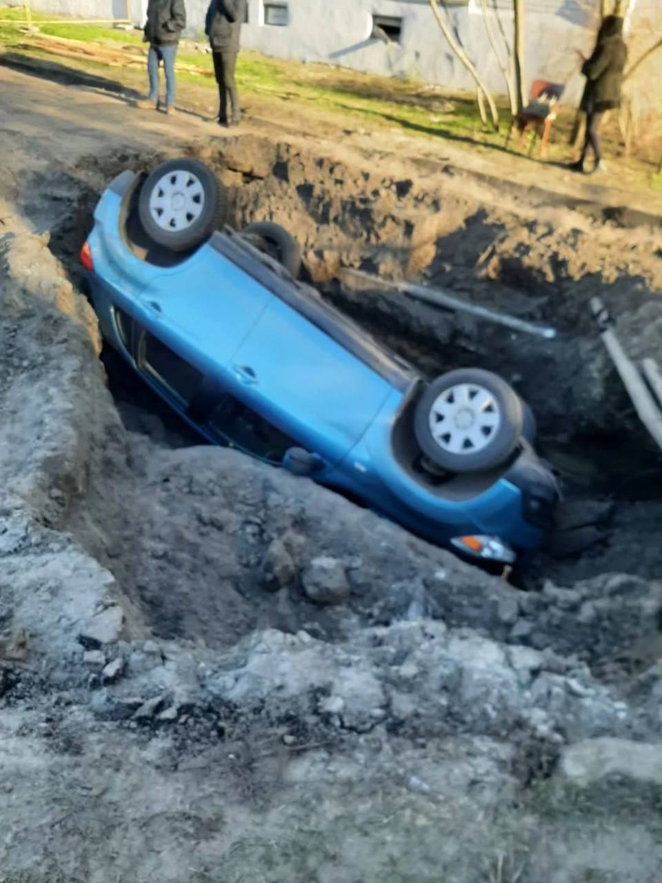 В Пинске автомобиль провалился — как так вышло