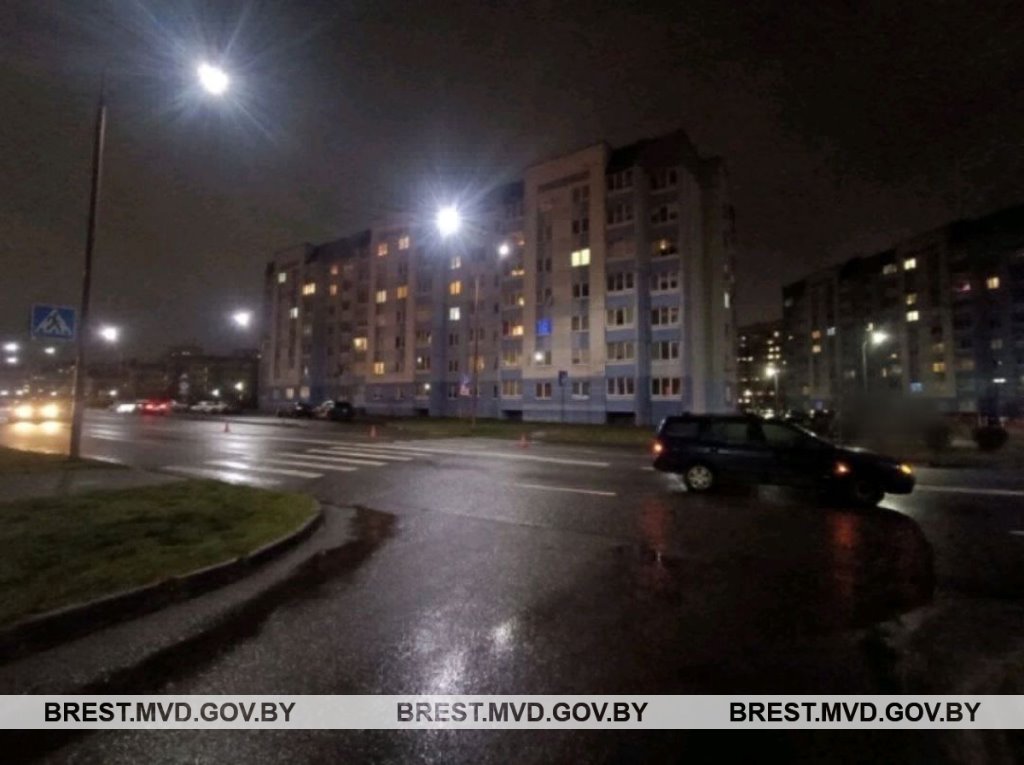 В Бресте на пешеходном переходе под колеса авто попала 14-летняя девочка