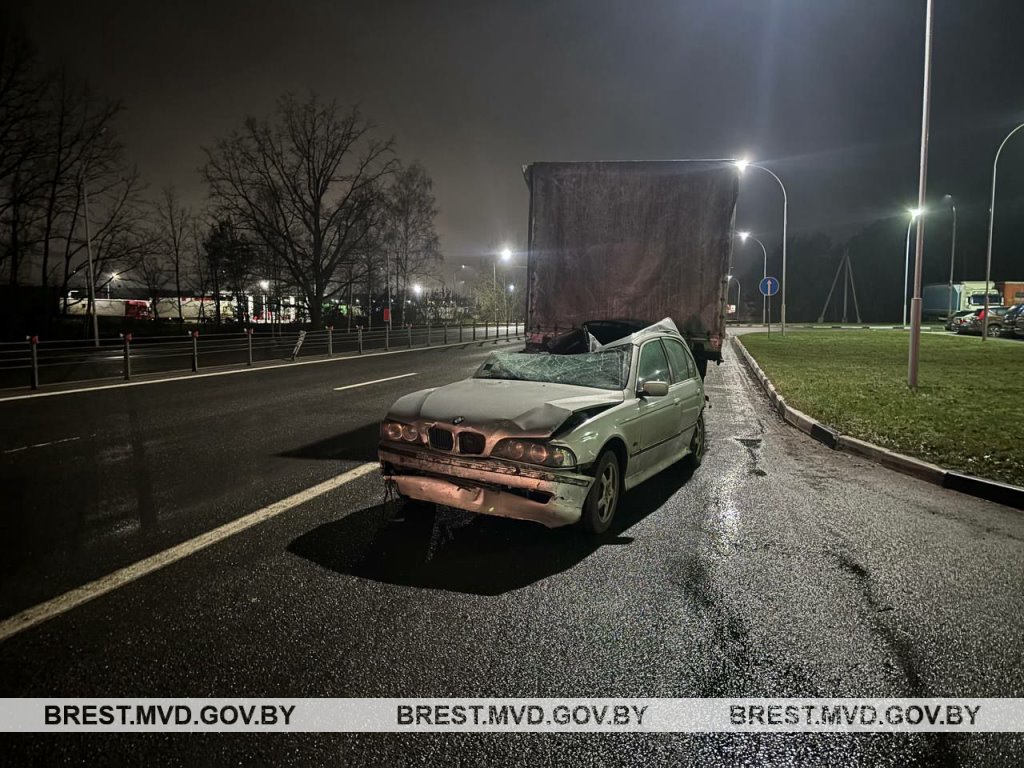 Под Брестом водитель BMW не успел затормозить перед грузовиком