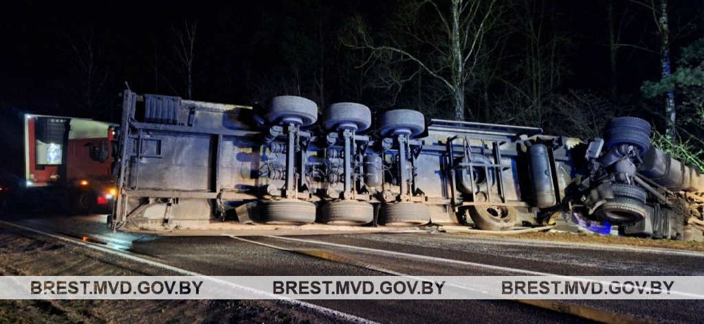 Огромная фура легла на бок: ночное ДТП на трассе под Пружанами
