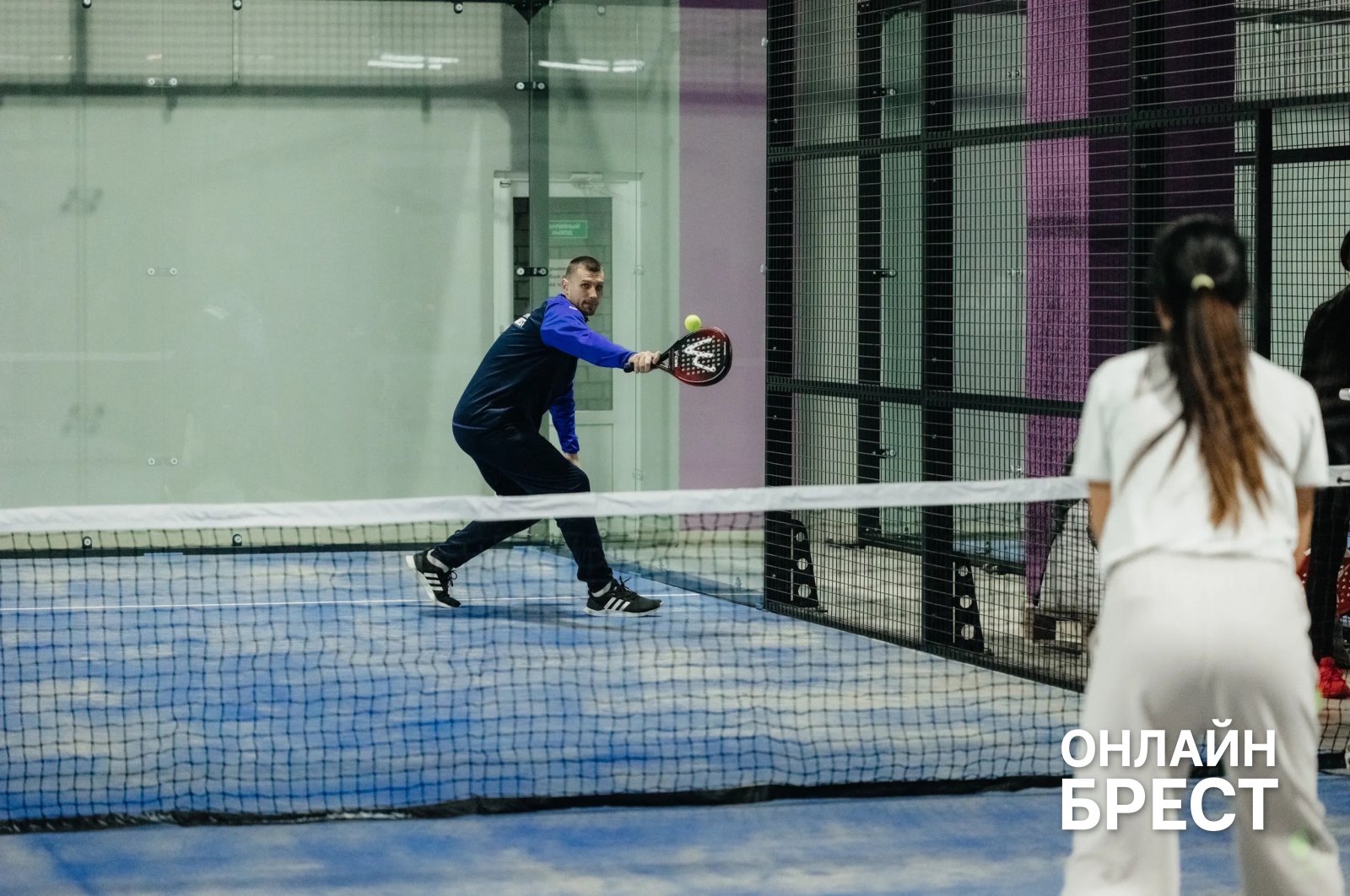 В Бресте открылся первый клуб для игры в модный падел-теннис со стеклянными кортами PADEL BAZA!