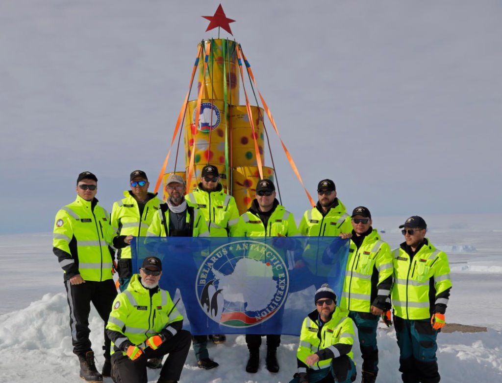 Белорусские полярники поздравили страну с Новым годом