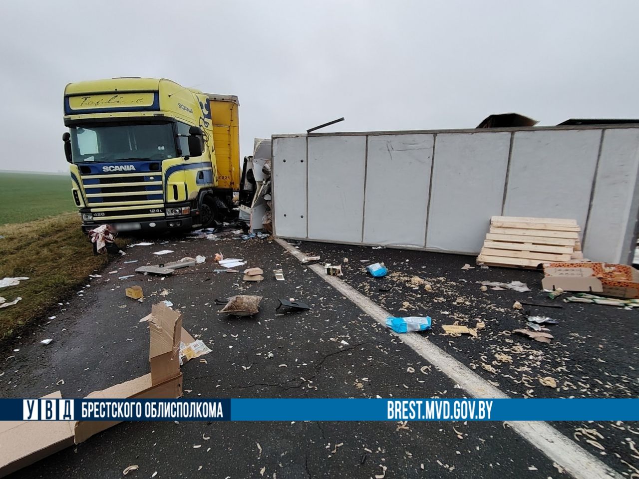 В Брестской области уставший водитель грузовика протаранил на М1 сломанный тягач, стоявший на обочин
