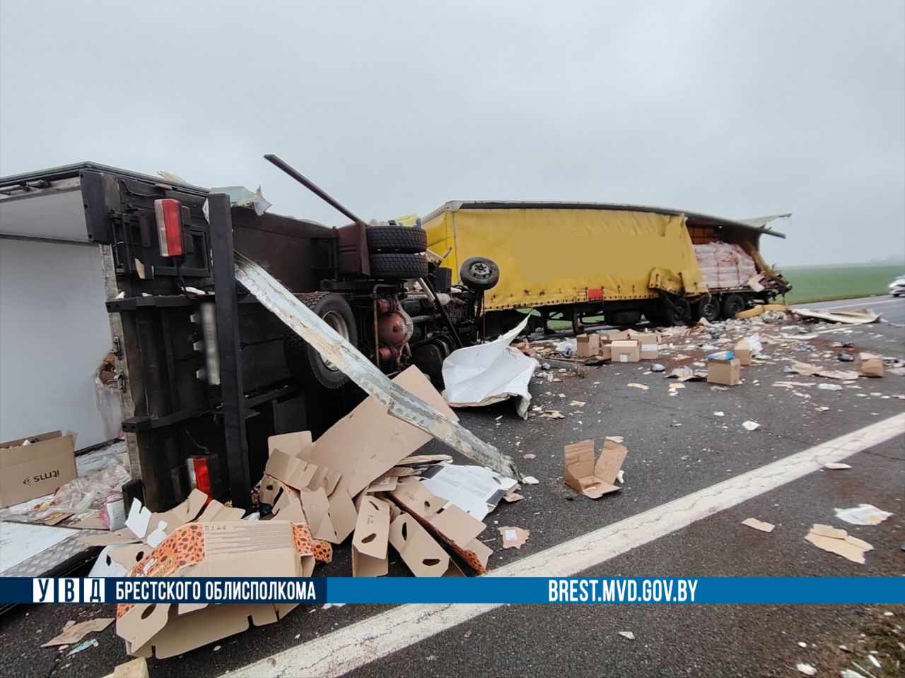 В Брестской области уставший водитель грузовика протаранил на М1 сломанный тягач, стоявший на обочин