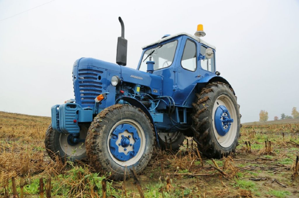 Почему советские тракторы были синими? Рассказал автомеханик