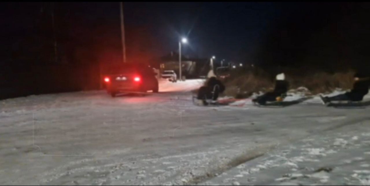 Брестчанин на Volkswagen катал детей на санках, прицепленных к автомобилю — к чему это привело