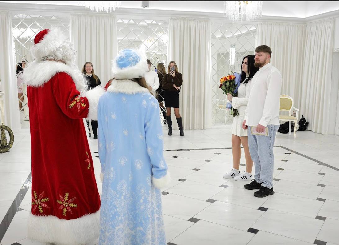 Две пары поженились в Бресте в последний день 2025 года