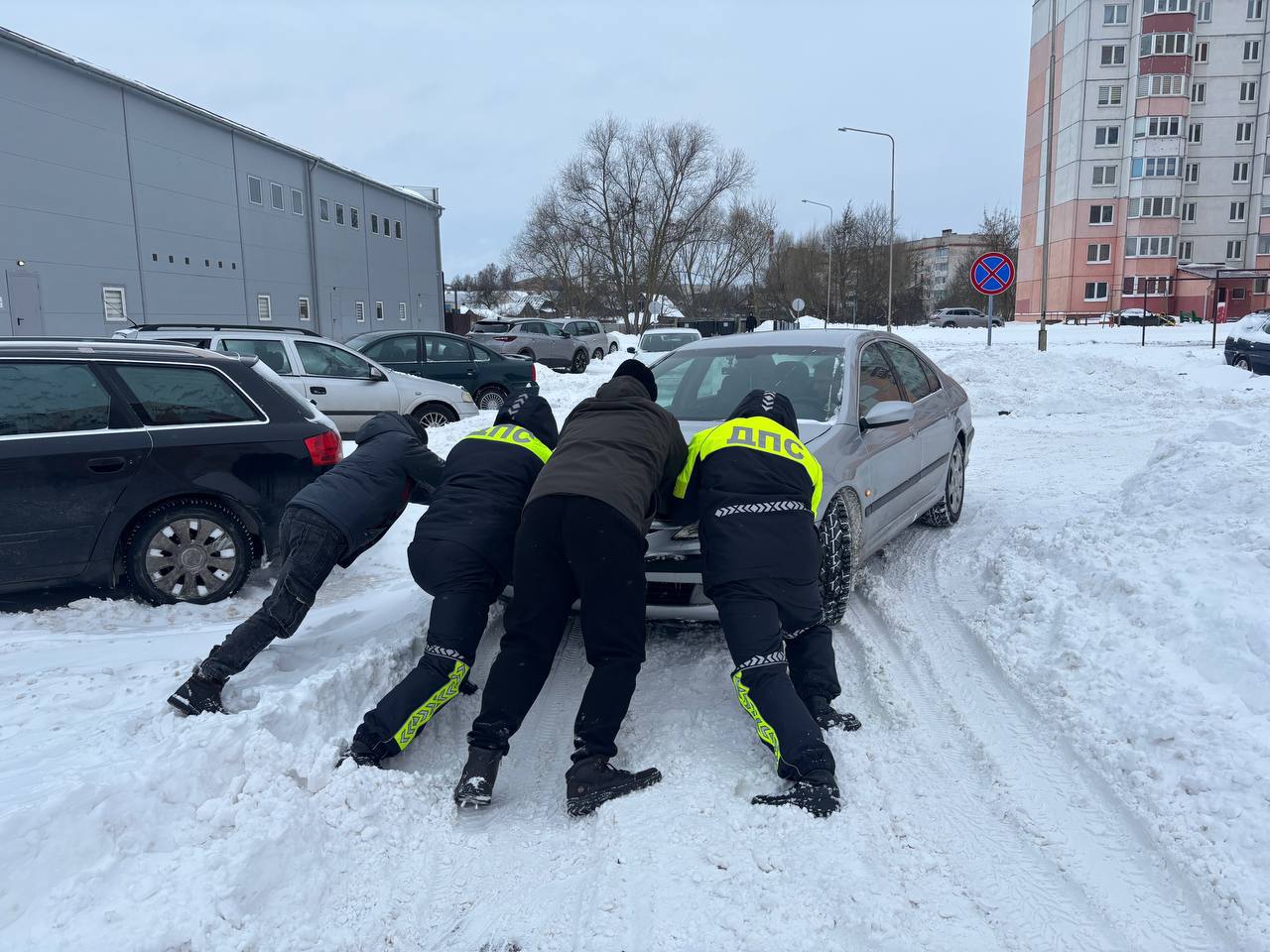 Сотрудники ГАИ толкают застрявшие авто — видео из Барановичей