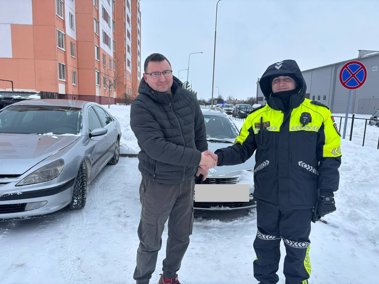 Сотрудники ГАИ толкают застрявшие авто — видео из Барановичей