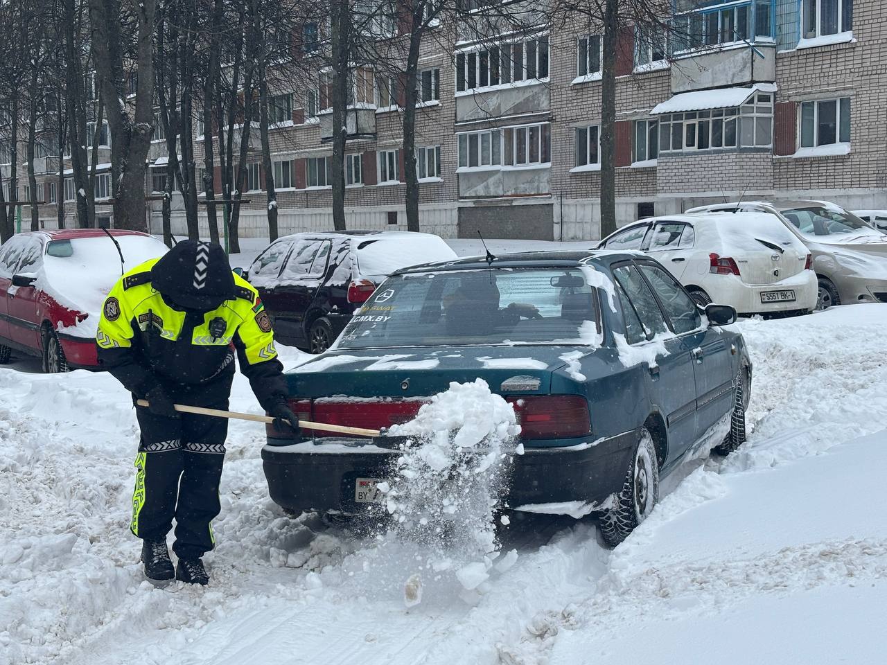 Сотрудники ГАИ толкают застрявшие авто — видео из Барановичей