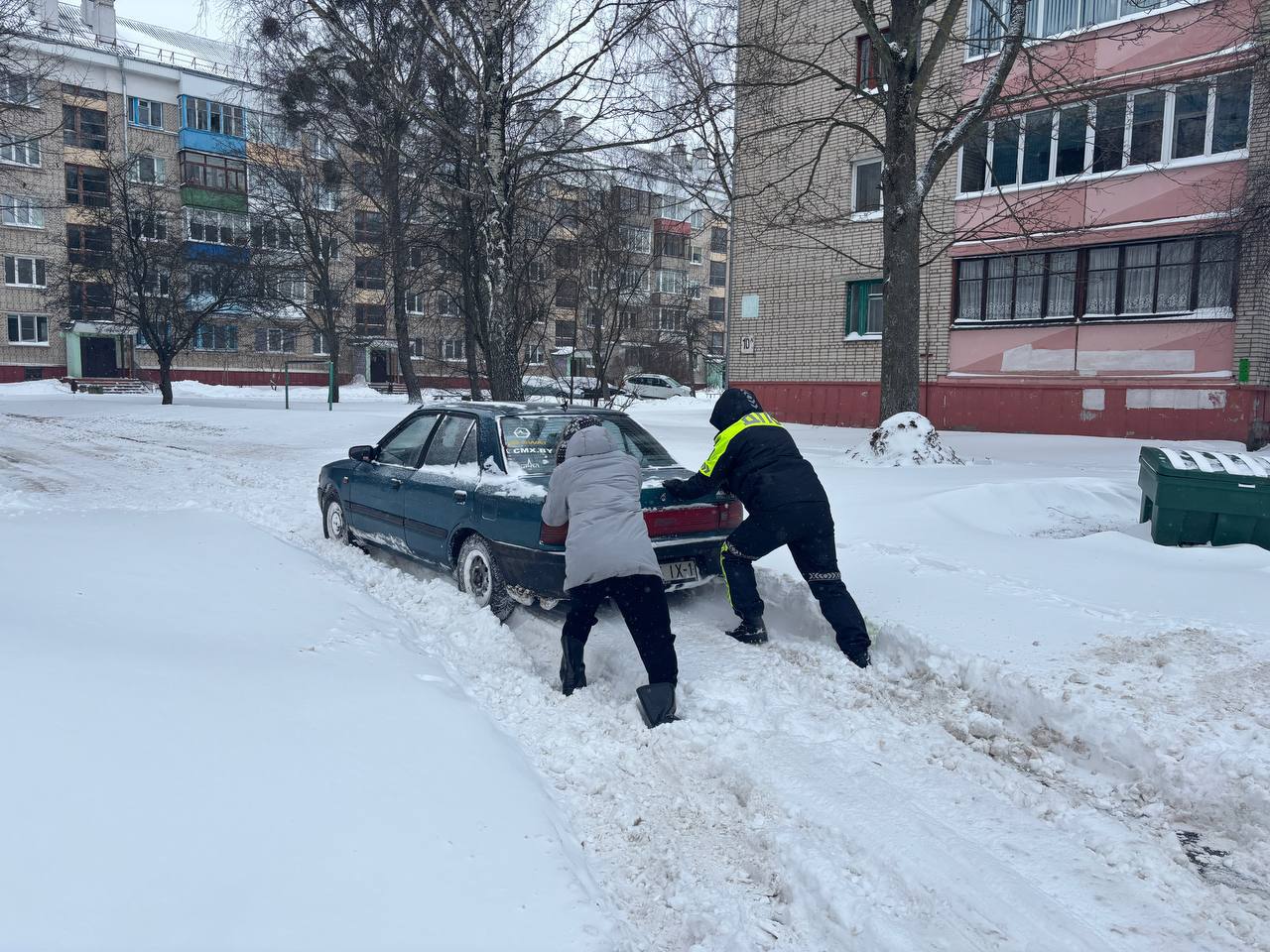 Сотрудники ГАИ толкают застрявшие авто — видео из Барановичей