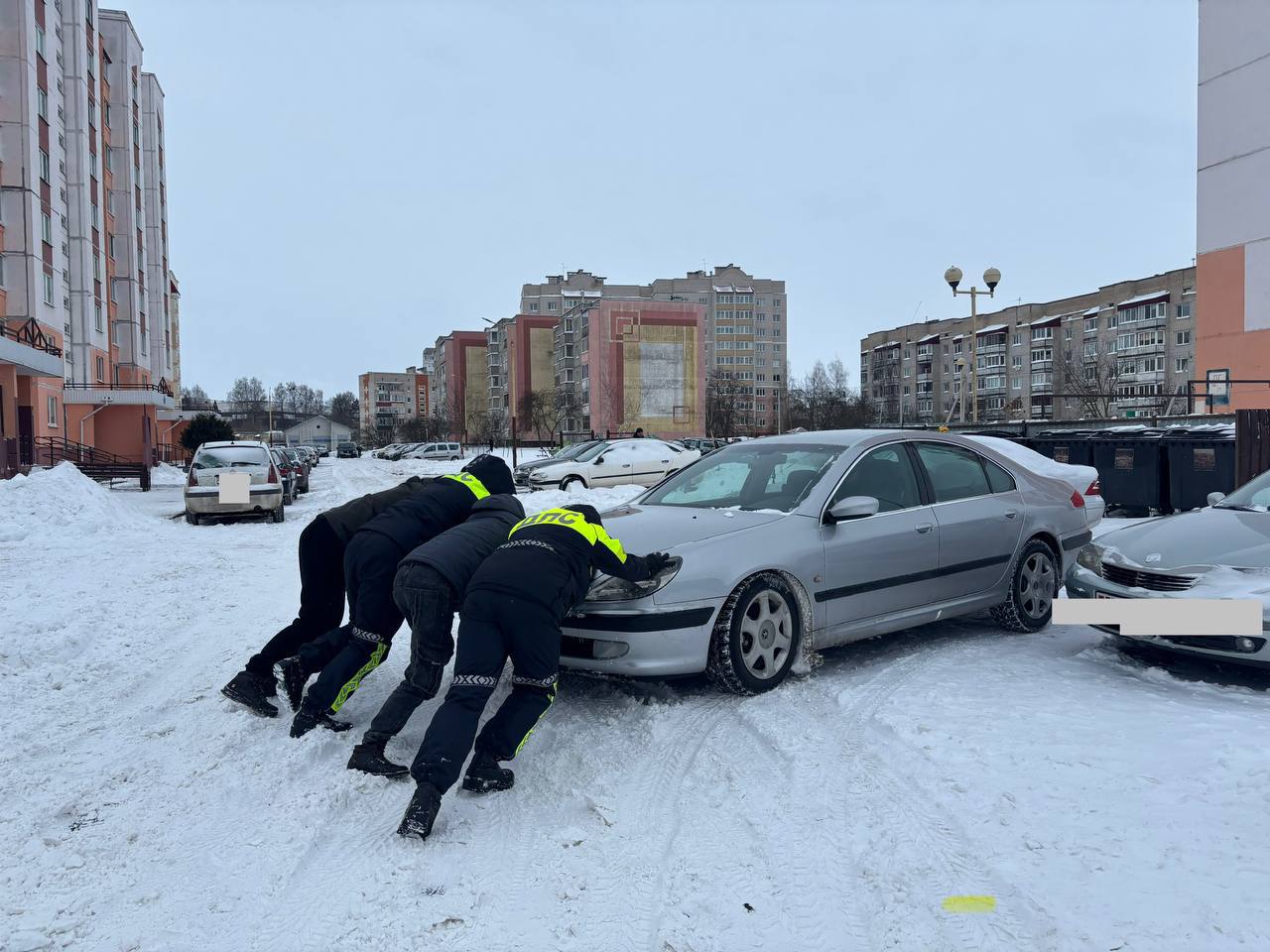 Сотрудники ГАИ толкают застрявшие авто — видео из Барановичей