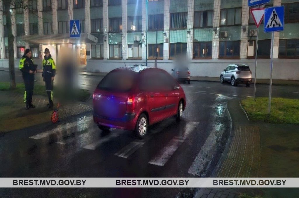 В Бресте на бульваре Шевченко автомобиль сбил женщину на пешеходном переходе