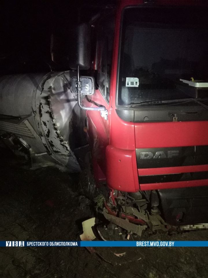 Под Брестом перевернулся молоковоз. Стали известны подробности