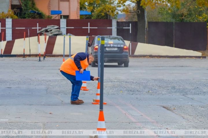 Инструкторы автошкол ДОСААФ брестчины продемонстрировали профмастерство на соревнованиях в Березе