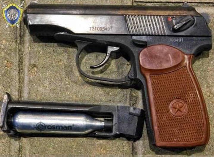 В Пинске мужчина угрожал подросткам пневматическим пистолетом