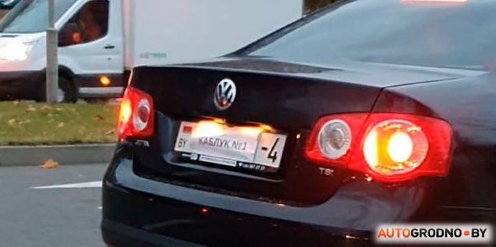 «На светофоре смеялись все». По Гродно ездил Volkswagen с посланием на номерном знаке
