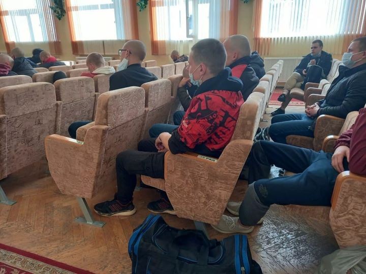 Призывники отправляются в армию и не надеются на девушек