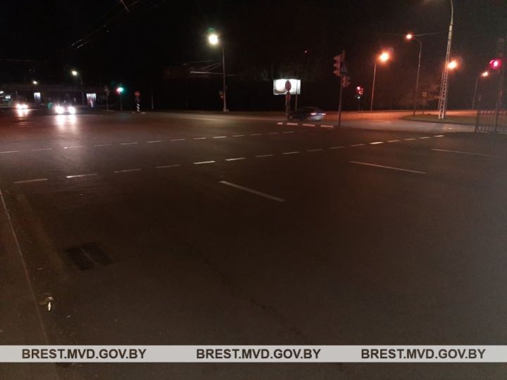 В Бресте на переходе сбили 80-летнюю женщину.  25 октября около 17:43 часов на перекрестке улиц Стафеева и Московской, по предварительной информации, 66-летний брестчанин, управляя автомобилем «Хендай», при осуществлении маневра левого поворота, совершил наезд на 80-летнюю местную жительницу, которая пересекала проезжую часть по регулируемому пешеходному переходу.  В результате происшествия пешеход с травмами госпитализирована. Проводится проверка.  Источник: ГАИ