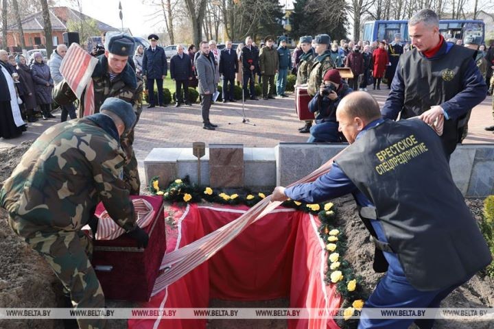 В Брестском районе перезахоронили расстрелянных в 1942 году красноармейца и семью сельчан