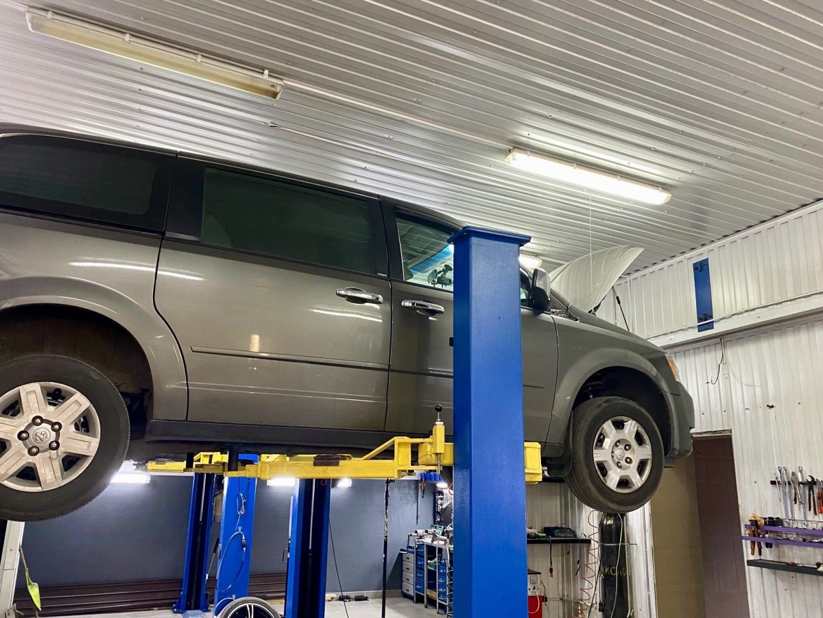 Автомастерская, специализирующаяся на ремонте рулевых реек, стартеров и генераторов для всех видов транспорта, по ул. Коммерческая 4А в Бресте. Сжатые сроки без ущерба качеству!