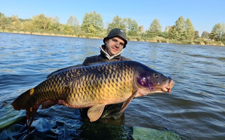 Огромного карпа весом 18 кг выловили в Брестской области