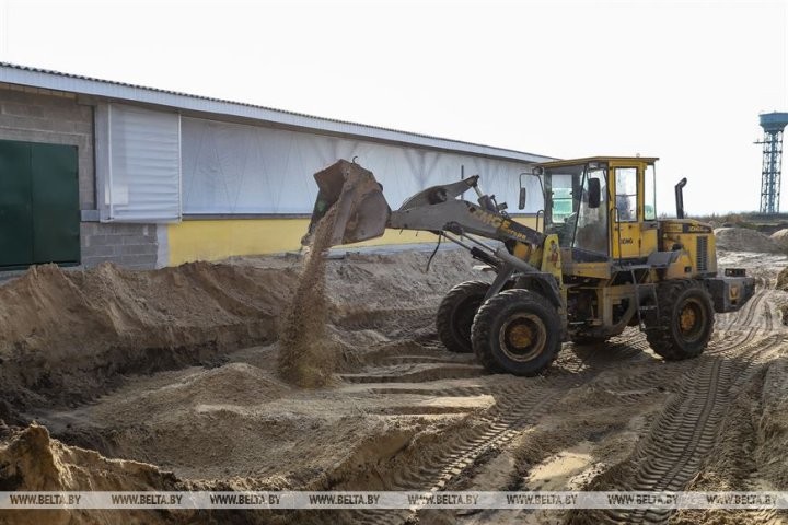 Малоритский район. Как в агрогородке Луково сельчане в трудах осень проводят.