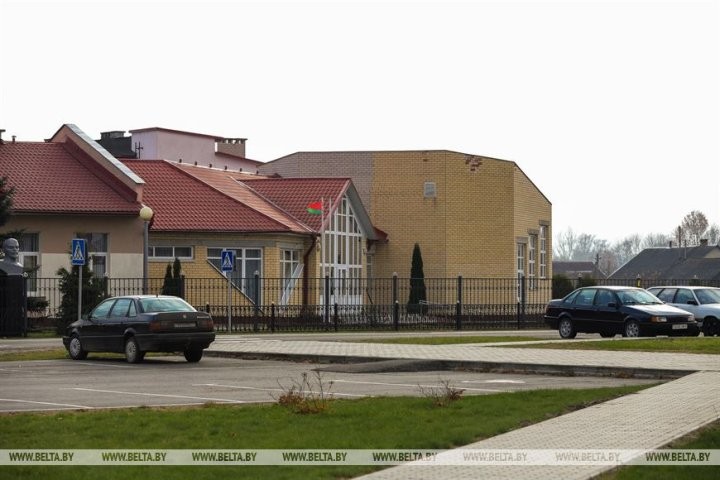 Малоритский район. Как в агрогородке Луково сельчане в трудах осень проводят.