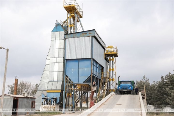 Малоритский район. Как в агрогородке Луково сельчане в трудах осень проводят.