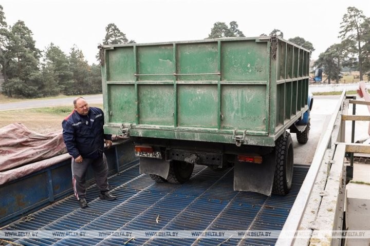 Малоритский район. Как в агрогородке Луково сельчане в трудах осень проводят.