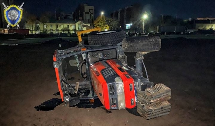 Подростки захотели покататься на погрузчике. Закончилось плачевно