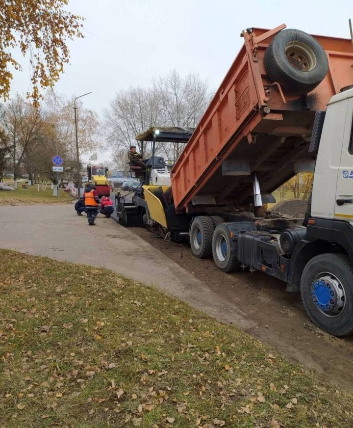 В Бресте ведутся работы по ремонту дорожного покрытия Коммерческого проезда