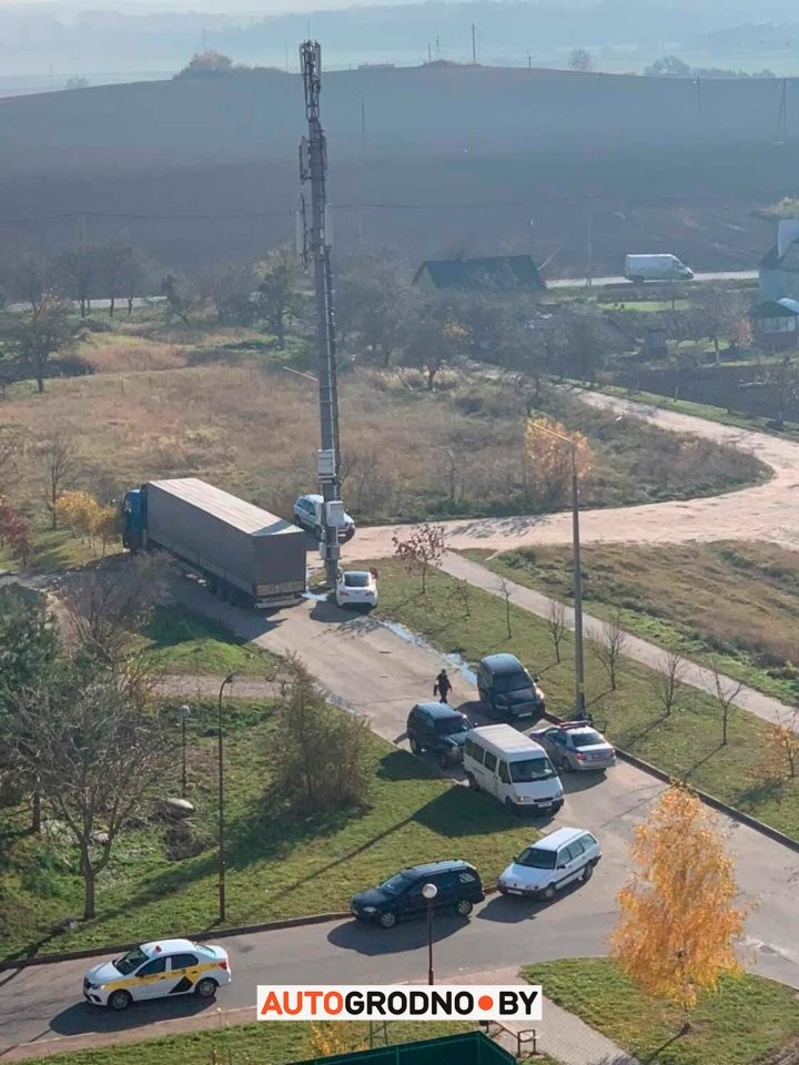 «Вы где находитесь?» «Может, в Бресте?» В Гродно водитель фуры протаранил Infiniti