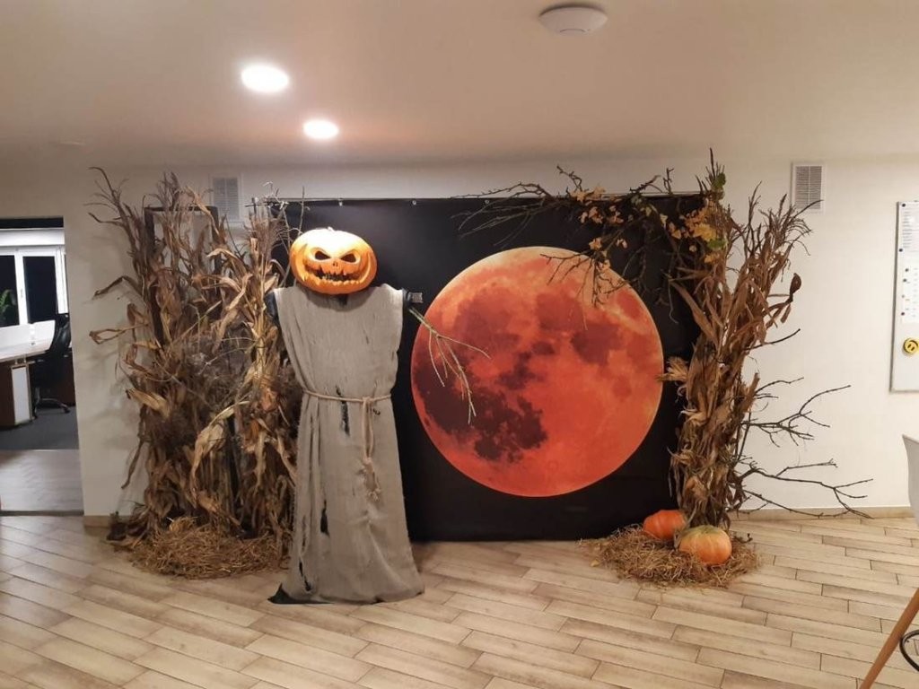 Белорусы украсили офисы и дома к Хэллоуину. Смотрите, как получилось