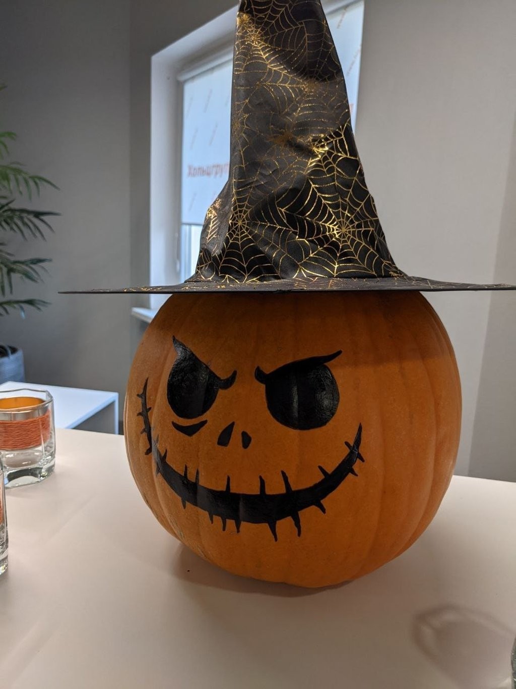 Белорусы украсили офисы и дома к Хэллоуину. Смотрите, как получилось