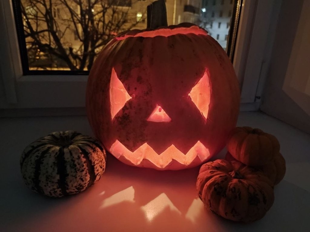 Белорусы украсили офисы и дома к Хэллоуину. Смотрите, как получилось